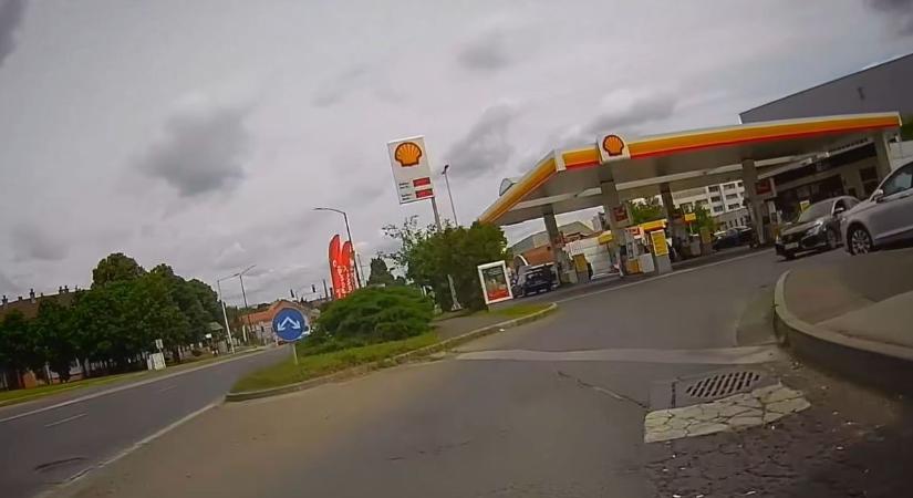 Centiken múlt: szemből kanyarodott ki a kútról, majdnem tragédia lett belőle (VIDEÓ)