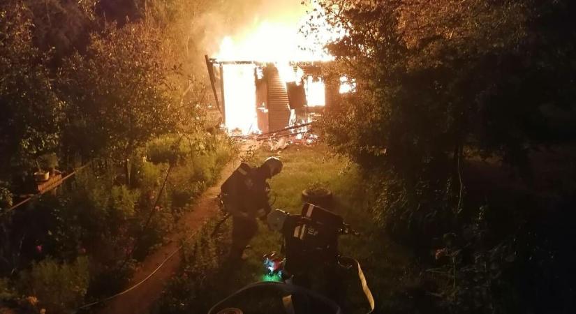 Leégett egy faház Pilisborosjenőn, egy ember meghalt