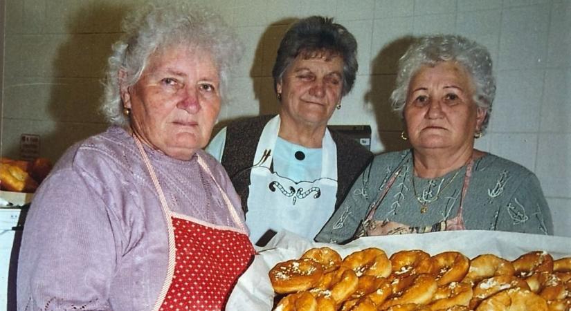 Együtt sürgött-forgott a három jó barátnő: aranyló finomságokkal teltek meg a tálcák
