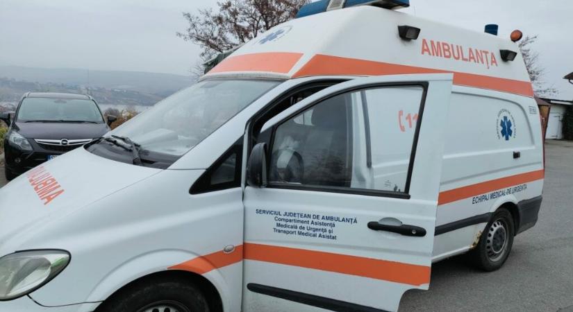 Pácienst szállító mentőautó balesetezett – Négyen megsérültek