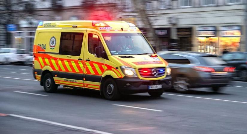 Már a mentő is megérkezett a helyszínre: autónak csapódott a győri busz