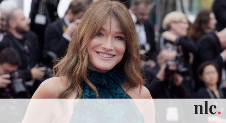 Az 57 éves Carla Bruni fürdőruhában mutatta meg, hogy most is bombaformában van!