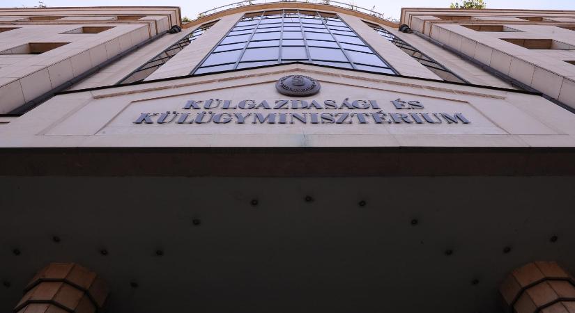 Szijjártó Péter tárcájának ki kell adnia, kik szálltak meg az olimpia idején a párizsi luxusszállodában