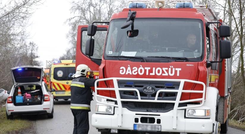 Súlyos baleset a 3-ason, szalagkorlátnak csapódott egy autó