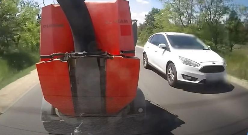 Sokkoló videón az elképesztő jelenet: centiken múlt a frontális baleset