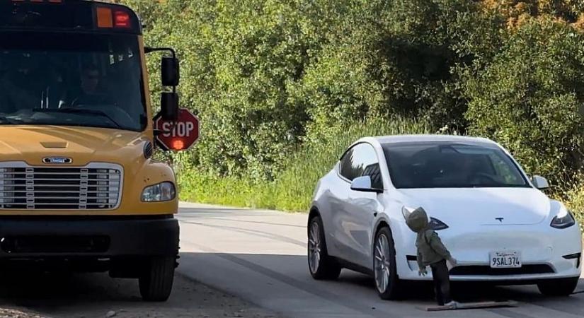 Videón, ahogy elüt egy "iskolás kisgyereket" egy önvezető Tesla egy kísérletben