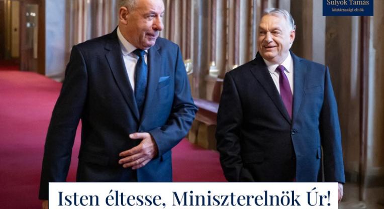 Akkorát nyalt a születésnapos Orbánnak a “köztársasági elnök”, hogy majd kiesett a nyelve