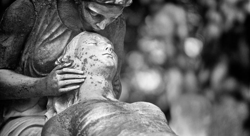 „A lányaidban élsz tovább” – Így őrzi emlékét édesanyja a vajtai tragédia áldozatának, Nikinek
