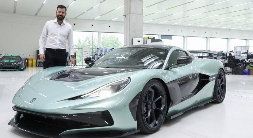 Milyen napi rohangálós autót vesz magának a Bugatti-Rimac fejese? Egy 20 éves Golfot!