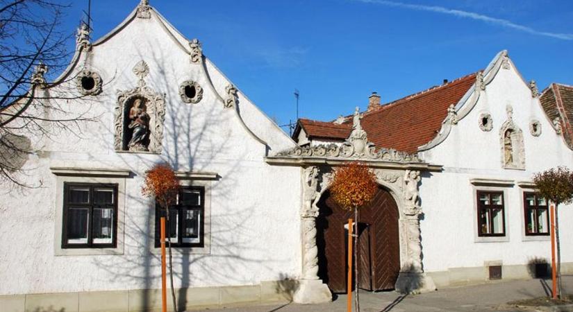 A pestistől óvott a Két Mór - Fotókon a különleges épület a Szent Mihály-dombon