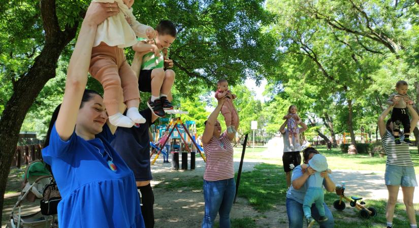 Magasba emelték a kicsiket a Babázó klub tagjai