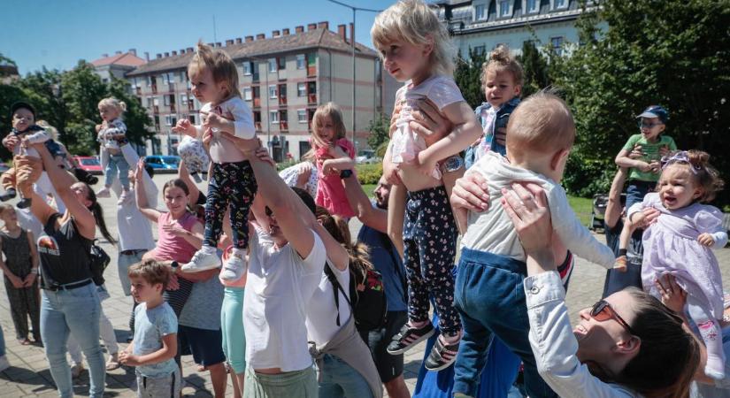 Gyereket a magasba! flashmob – Szombathely is részt vett az országos programban - fotók, videó