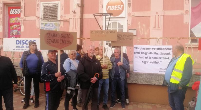 „Szerintem a Fidesz ellen tüntetnek” – mondta a fiatal szentesi srác, azonnal csatlakozott is az aHang demonstrációjához