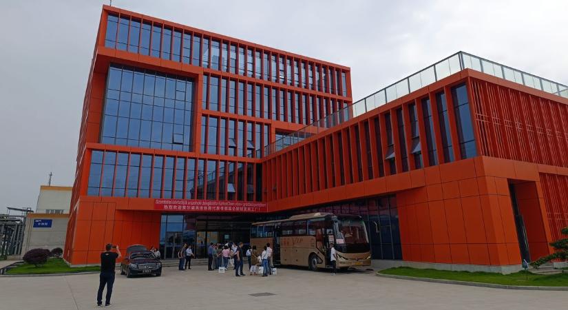 Hihetetlen feliratot vettek észre a szolnokiak, amikor beléptek a kínai elektrolitüzembe – videóval