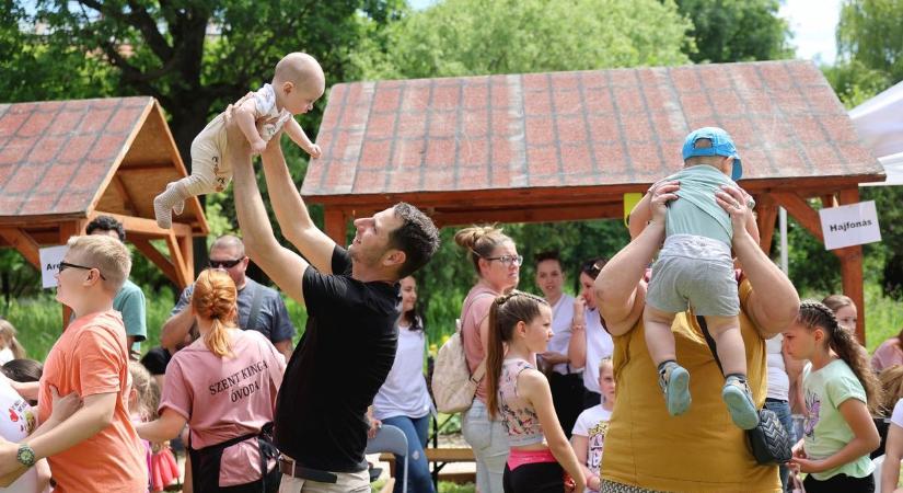 Szerencsen és Miskolcon is gyerekek lendültek a magasba (fotókkal, videóval)