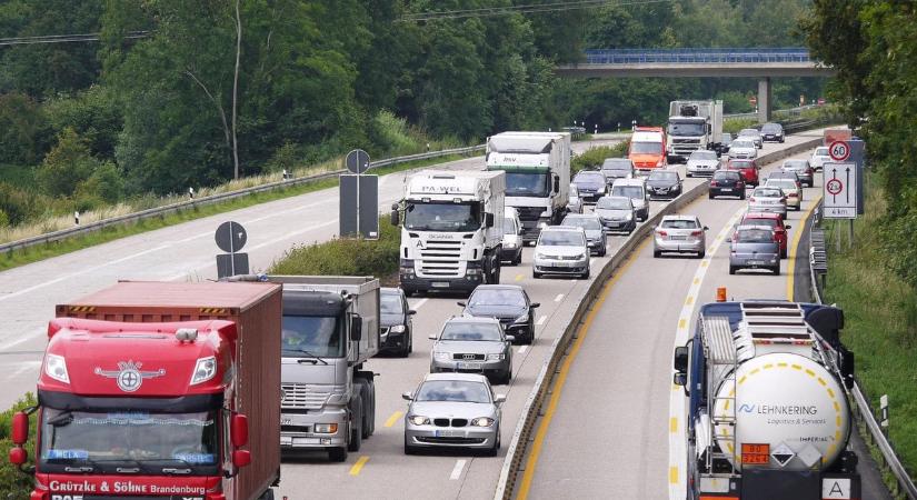 Tömegkarambol az M7-esen – Öt autó ütközött össze, hatalmas torlódás a Balaton felé