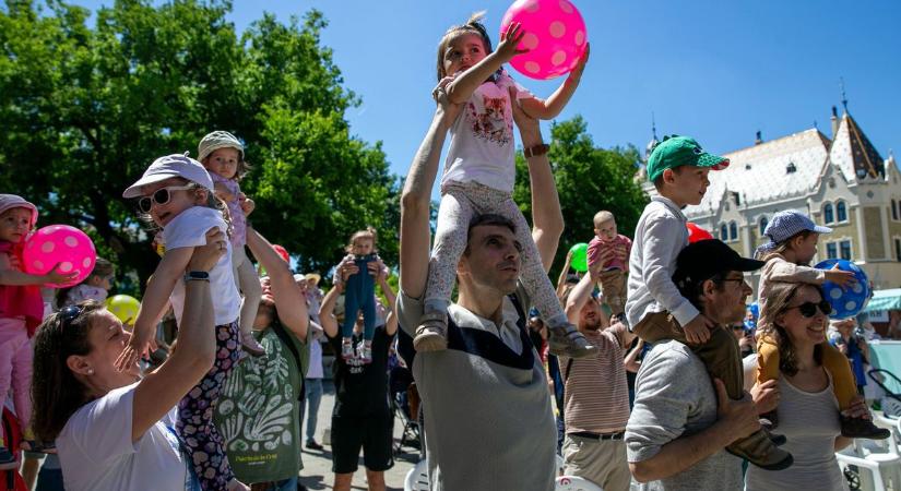 Százak emelték a magasba gyermeküket, megható pillanat Kecskemét főterén – galériával, videóval