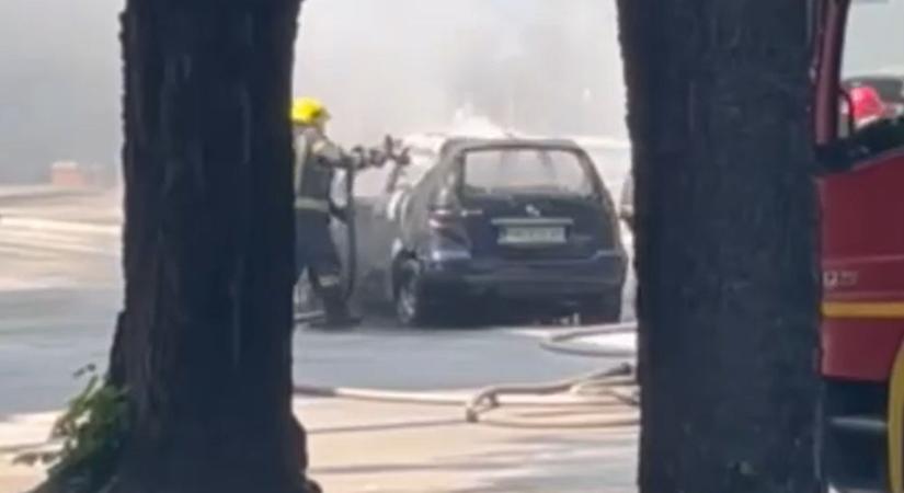 Kigyulladt egy autó Szabadka központjában (videó)