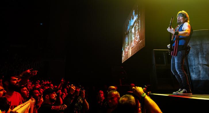 Az Iron Maiden menedzsere üzent a pesti koncertjük után, fájós karokat kívánt a végig videózó rajongóknak