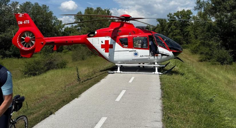 Többen összeütköztek a bicikliúton – egy nőt helikopterrel vittek kórházba