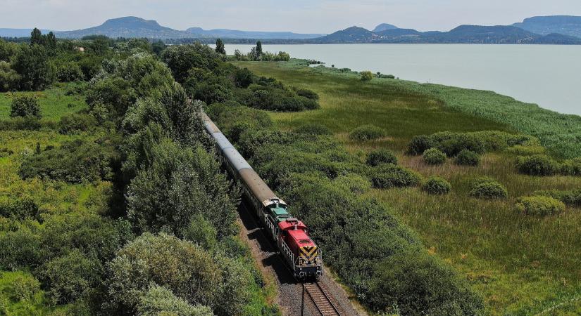 Itt a MÁV étkezőkocsik 2025-ös árlapja: ennyibe kerül a sör, a kávé, a hamburger a Balaton felé