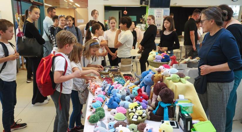 Ölelés fabatkáért cserébe, így működött a gyereknap titkos valutája – galériával, videóval