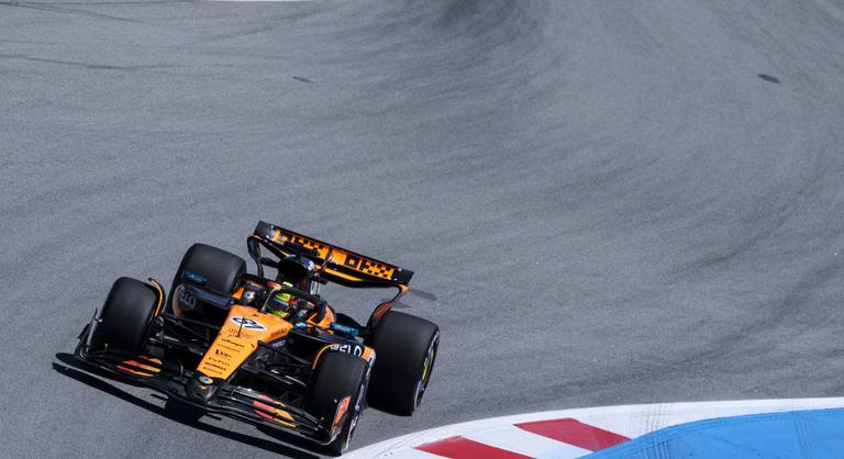 Piastrira nincs ellenszer Barcelonában, őrületes csata Verstappen és Russell között