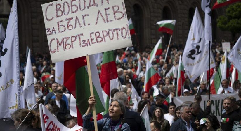 Euró a kapuknál: máris tüntetnek Szófiában ellene, bolgár zászló alatt éltetik a levát