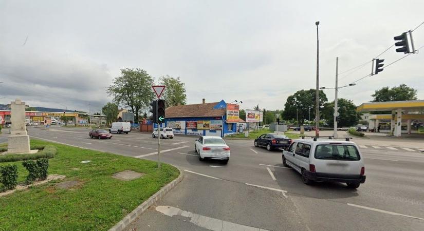Sokkoló húzás: a mentőt sodorta veszélybe a sofőr Pécsen (VIDEÓ)