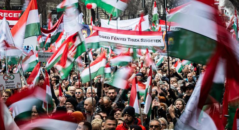 Magyarország válaszúton: demokrácia, vagy lángra lobban a harag?