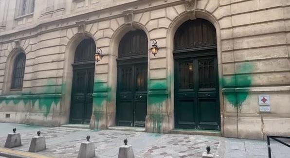 Zöld festéket fújtak Párizsban a holokauszt-emlékműre és két zsinagógára