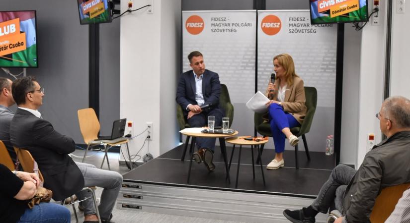 Dömötör Csaba tolta a propagandát a debreceni fideszes képviselőknek és a hívőknek