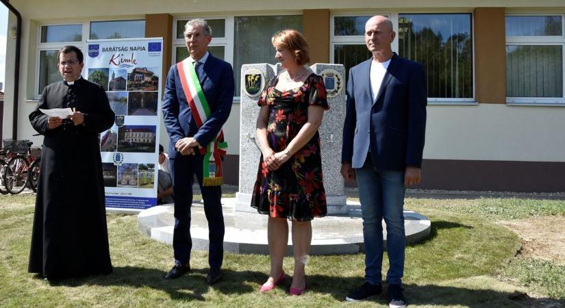 Olasz bor folyt a felavatott Barátság-kútból Kimlén - fotók