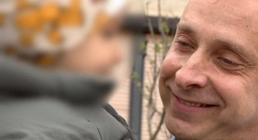 Békésen kapál a kertjében és a kamerák előtt találkozik fiával a móri mészárlásért ártatlanul elítélt Kaiser Ede