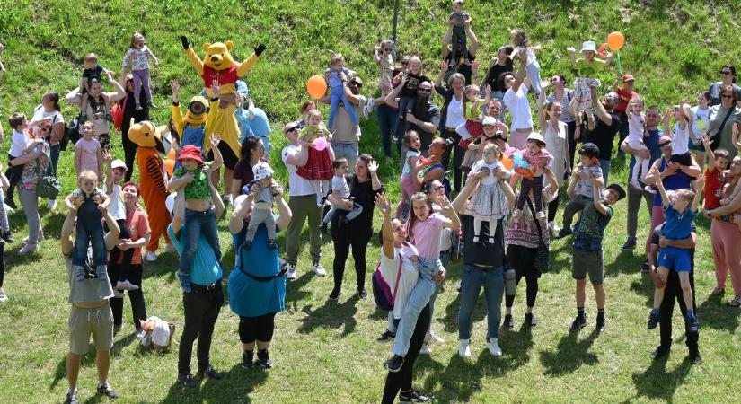 Magasba emelték Nyíregyházán is a gyerekeket (galéria)