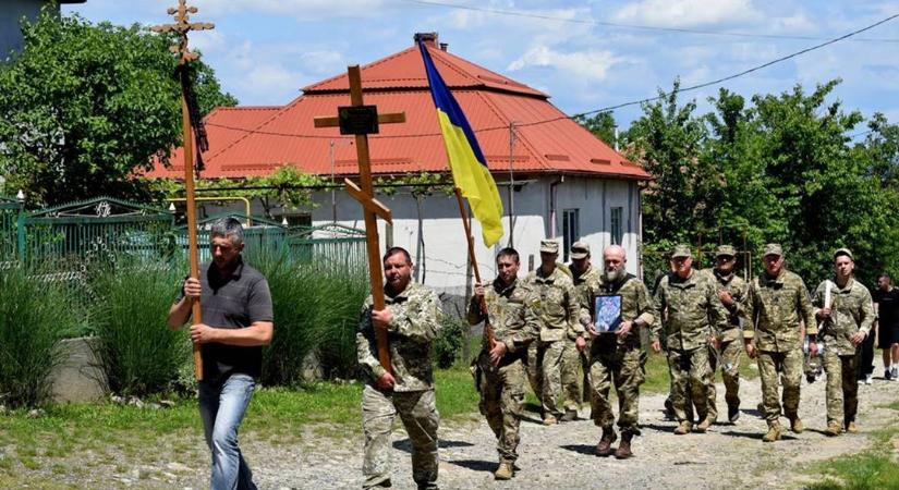 Utolsó útjára kísérték Roszoha Olekszandr beregszászi katonát