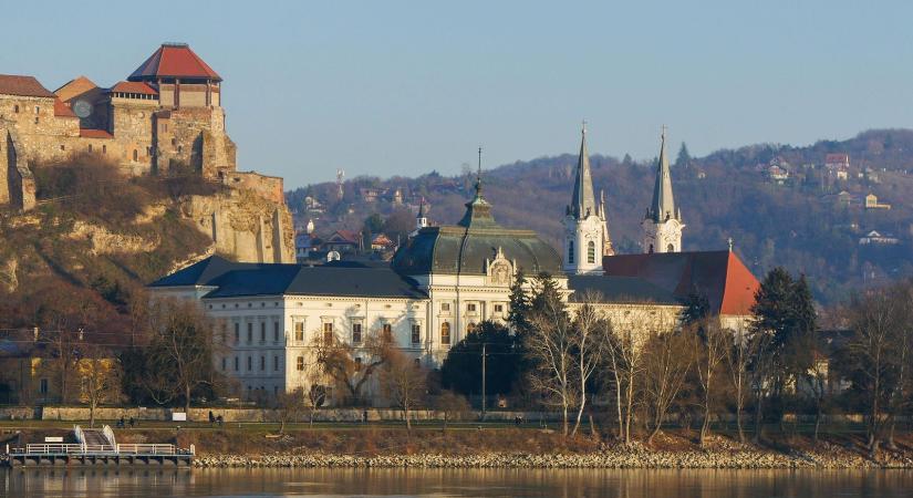 Hatalmas megtiszteltetés érte Esztergomot, az egész világ a város főterére figyel