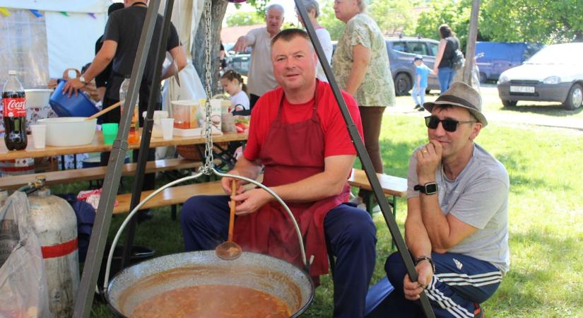 Kecskeméten a gyerekeket, Soltszentimrén a fakanalat emelték a magasba