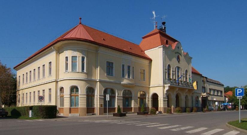 Ismét a dolgozók bére forgott kockán, így döntött a balmazújvárosi testület