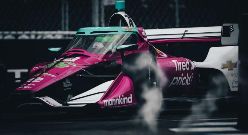 Saját vizeletében ülve versenyezte végig az Indy 500-at és ez rögtön hozott egy vadiúj szponzort Conor Dalynek