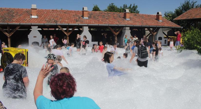 Szihalom példát mutatott – rengetegen emelték magasba gyermekeiket  fotók