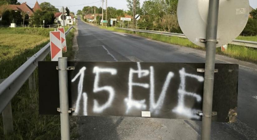 Lefújta az útterelő hátoldalát a momentumos, bilincsben vitték el