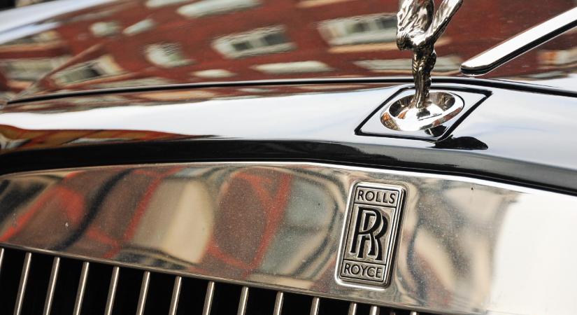 Kókuszlevél-kalaptól Rolls-Royce-ig terjed a brit uralkodó koronázási ajándékainak listája