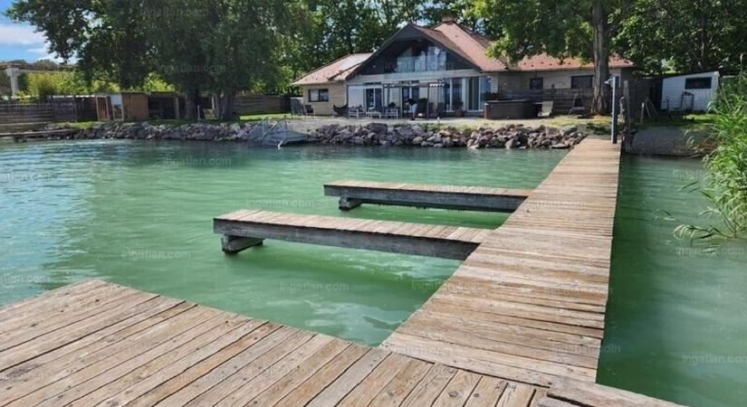 Biztos lehet alkudni kicsit ennek az 5 milliárd forintos balatoni házikónak az árából