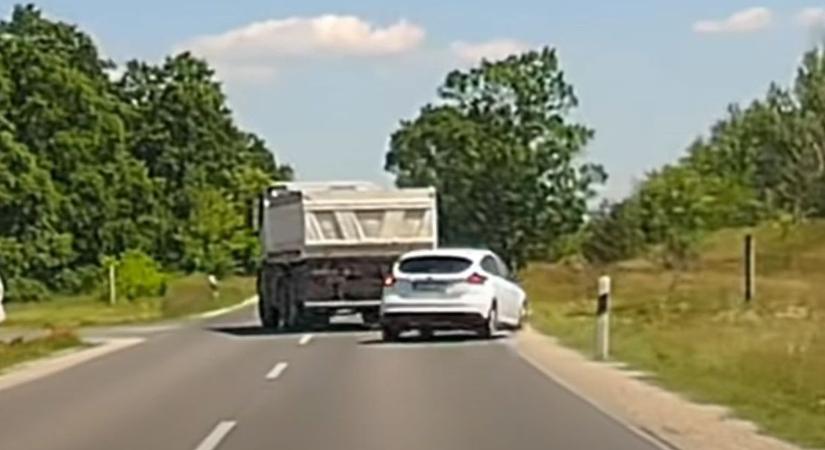 Centiken múlt a tragédia – hajmeresztő előzést rögzített a fedélzeti kamera