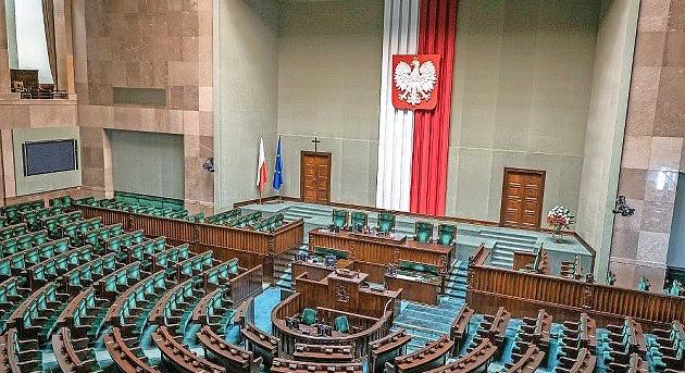 Sorsdöntő vasárnap: merre mozdul Lengyelország jövője?