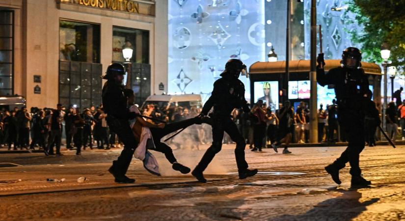 Háború a párizsi éjszakában, a rendőrök könnygázzal és gumibotokkal harcoltak