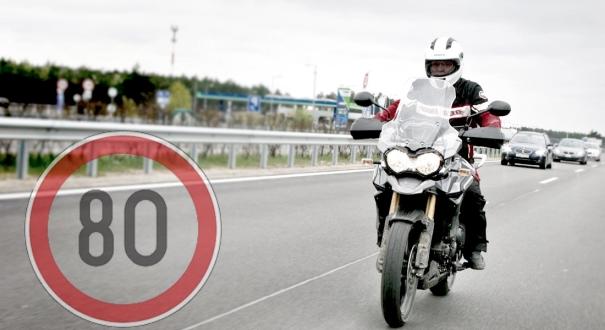 Az utak állapota miatt 80 km/órára csökkentik a motorok sebességhatárát – az autók 120-szal mehetnek