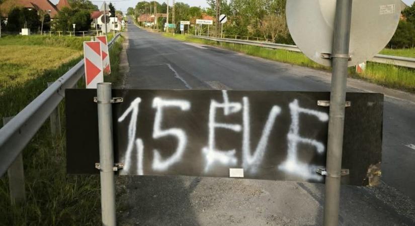 Bilincsben vitték el a rendőrök a Momentum aktivistáját, miután lefújta egy útjelzőtábla hátoldalát