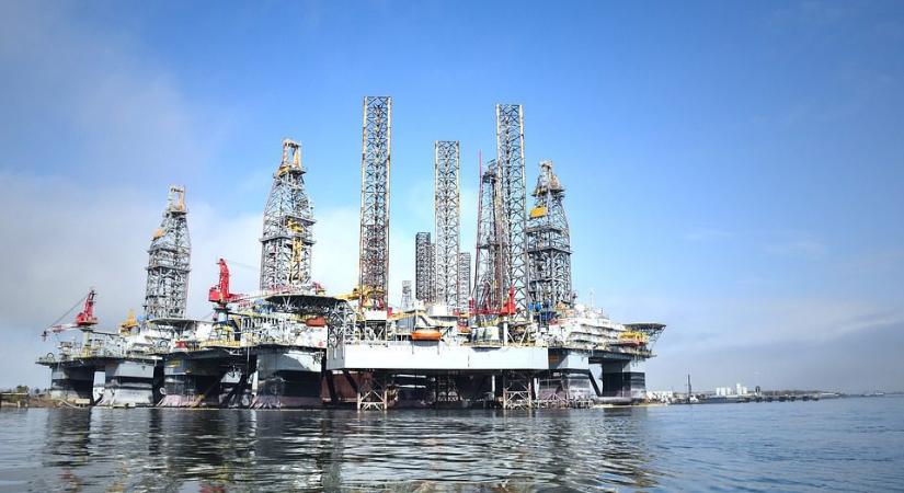 Újabb lépés az olajháborúban – Júliusban is emeli a kitermelést az OPEC